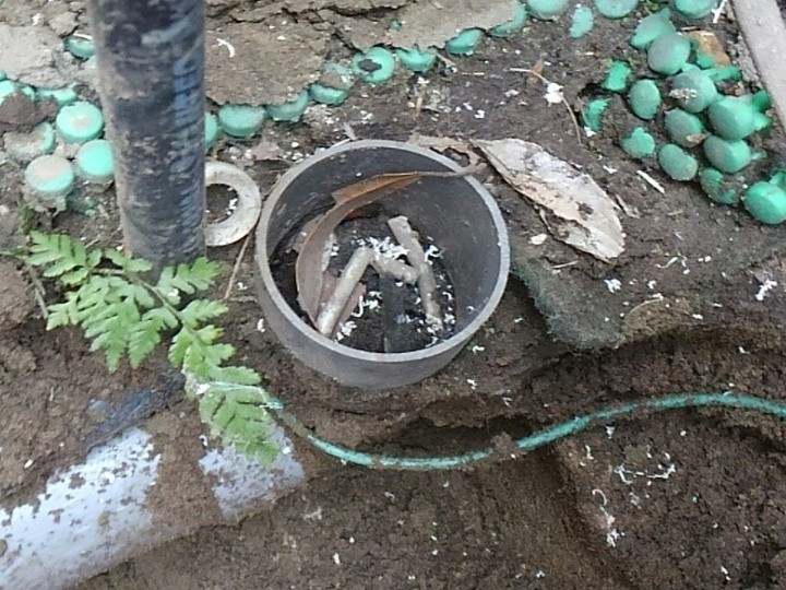 地中配管の掘り起こしと内部確認