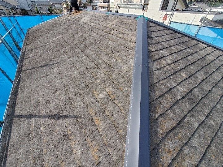 スレート表面の広範囲な劣化状況