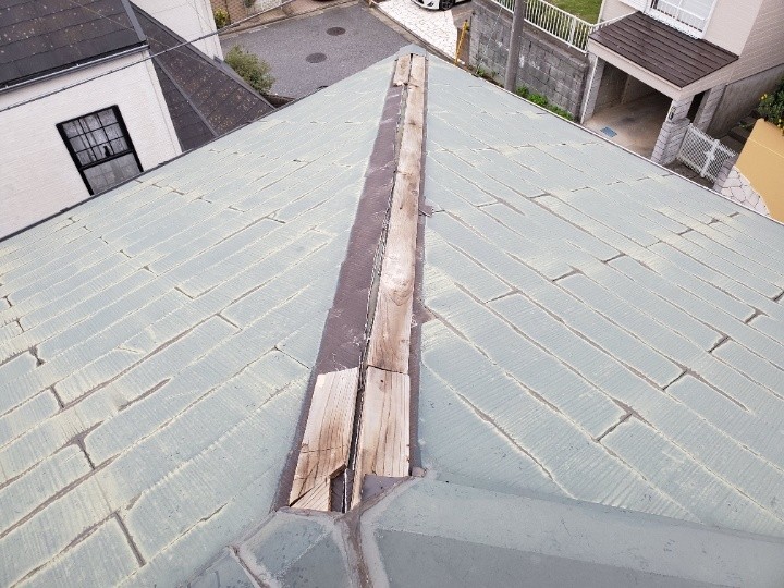 落下によって棟板金と貫板が露出した状態
