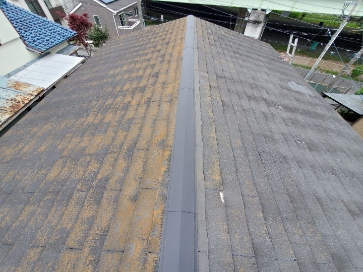 全体的に色褪せたスレート屋根の状態