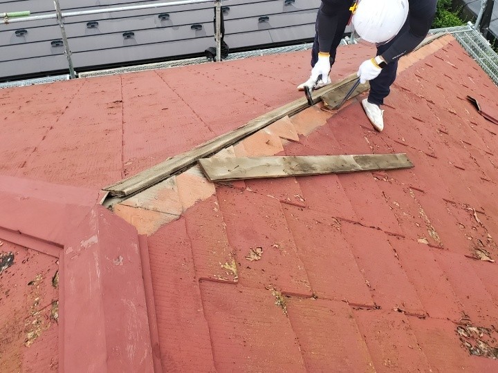 既存棟板金と木製貫板の撤去