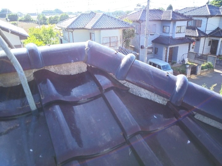 モルタルのひび割れと棟瓦の浮き