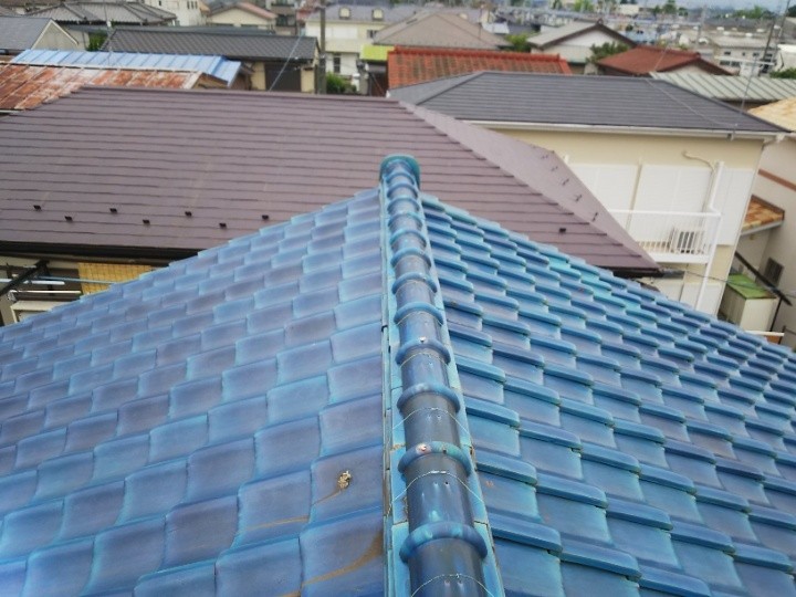 棟瓦の全体的な歪みと劣化