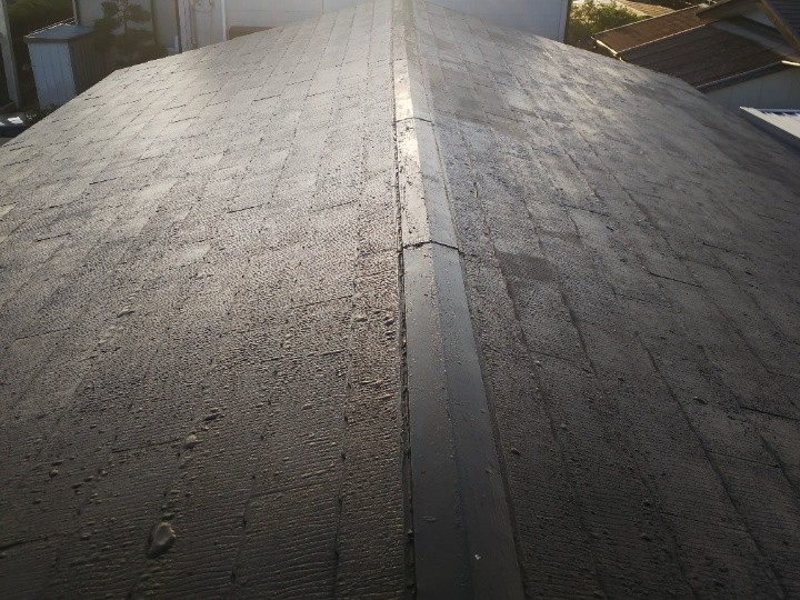 調査写真①：棟を中心に塗膜の膨れが確認されました