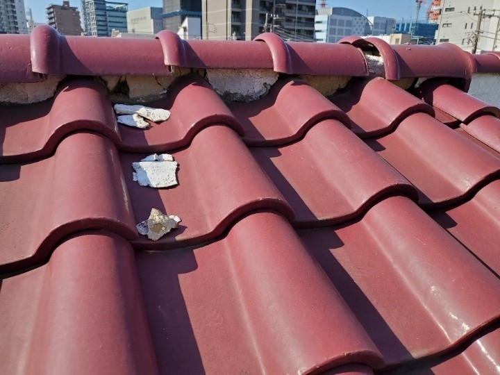 漆喰の剥落と棟瓦の内部の露出