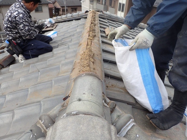 既存棟瓦の撤去作業
