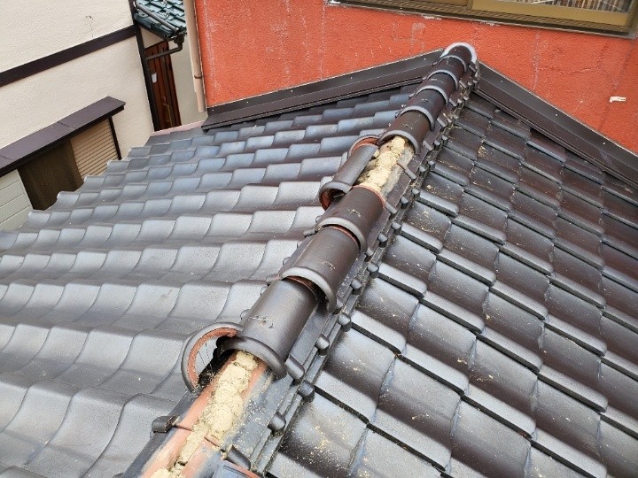 冠瓦が外れ葺き土が露出した棟の状況