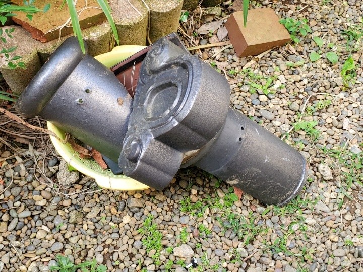 落下した冠瓦と鬼瓦の確認