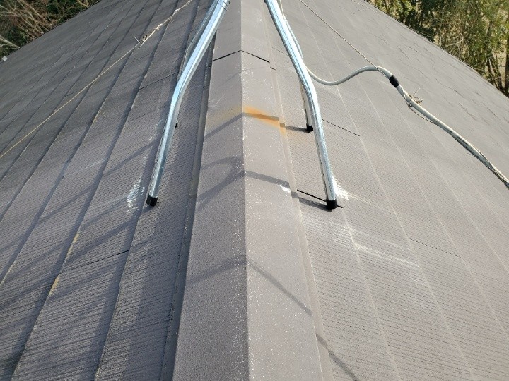 アンテナ脚元のスレート削れ