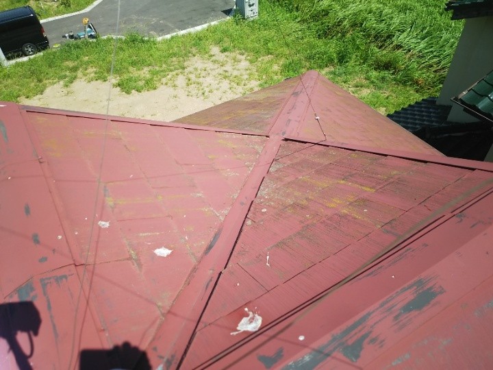 スレート全体の色褪せと苔の広がり