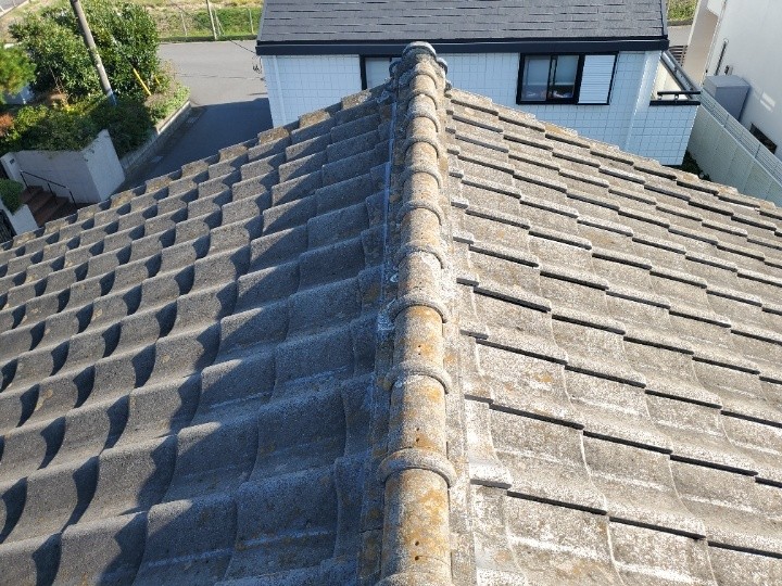 セメント瓦全体の劣化とずれ