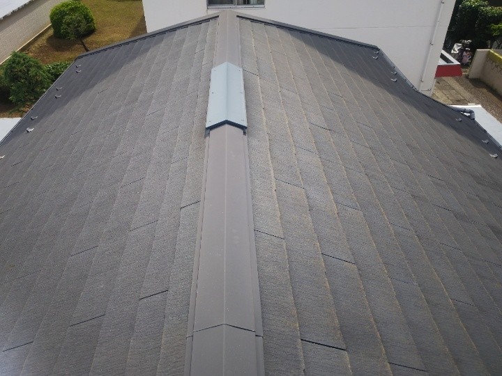 屋根全体の退色と汚れ