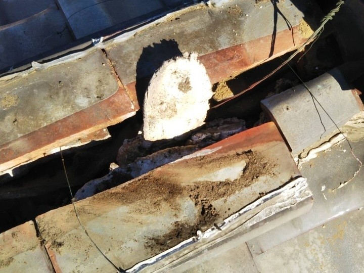 棟瓦と旧漆喰の撤去