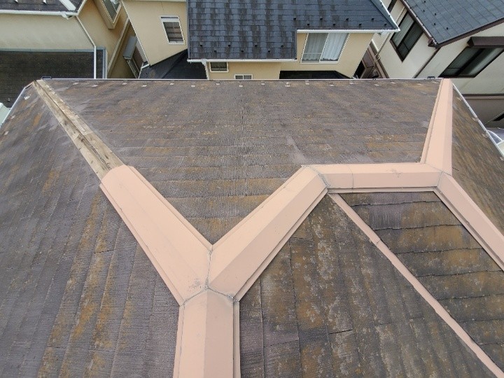 棟板金が剥がれた屋根全体の状態