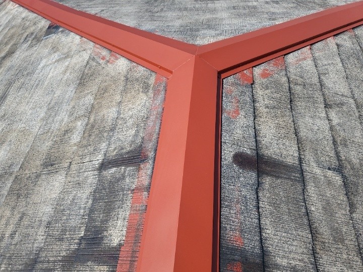 棟板金へのサビ止め塗布