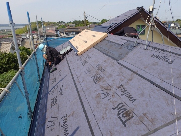 防水紙（ルーフィング）の敷設