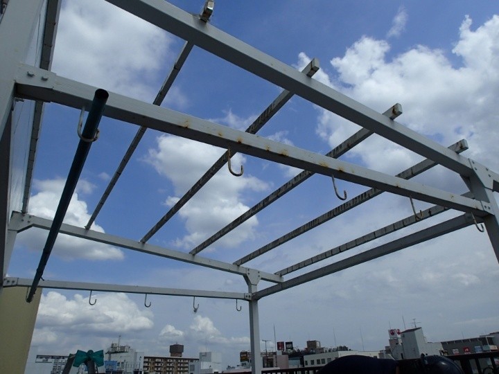 既存波板の撤去作業