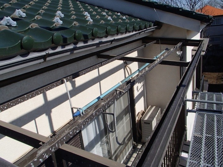 古い波板の撤去と鉄骨のケレン作業