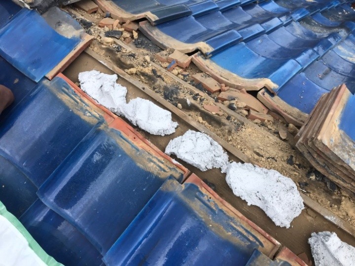 既存棟瓦の撤去と選別