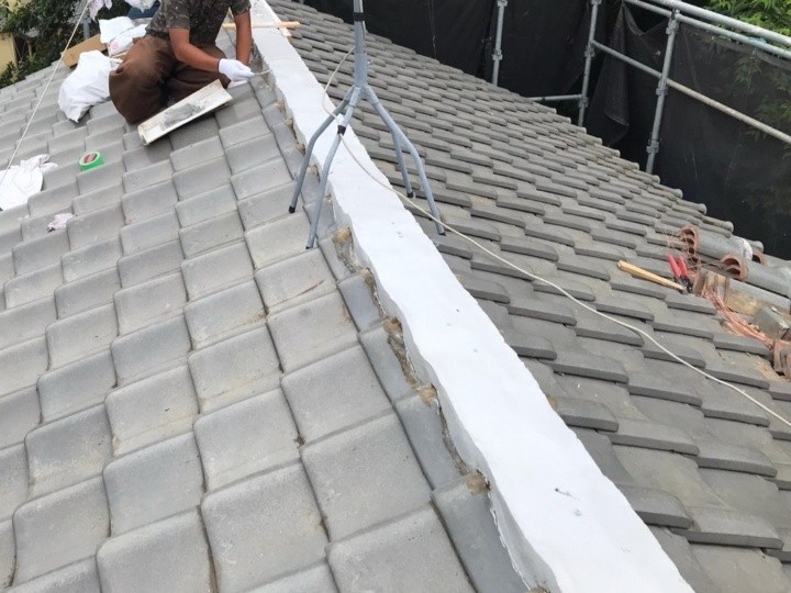 漆喰による棟の土台づくり