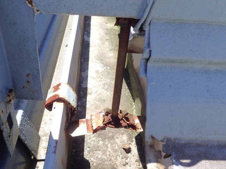 錆で崩れた金具の状態