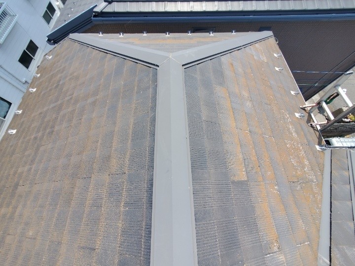 スレート全体に広がる汚れ