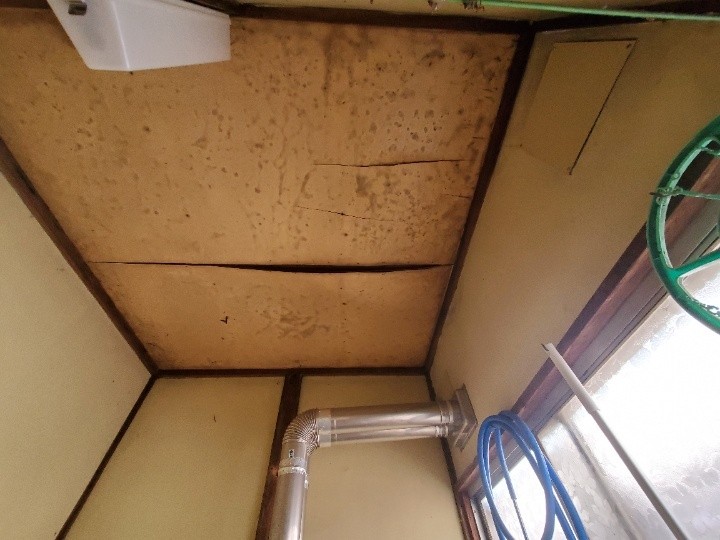 室内天井の雨染みとたわみを確認