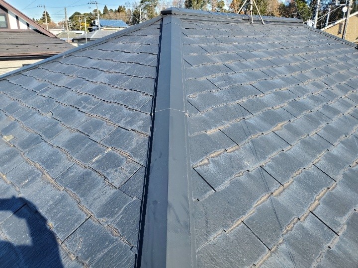 屋根全体に広がるスレートの劣化