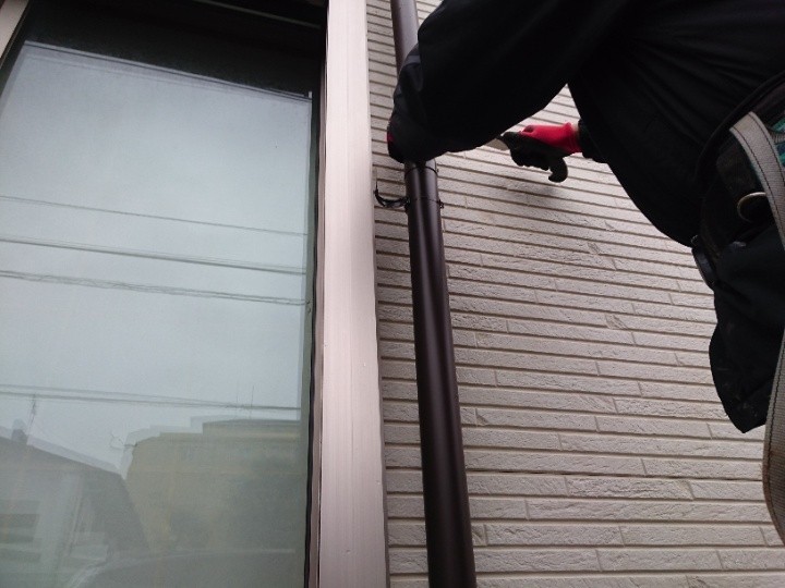 既存竪樋の金具（デンデン）取り外し