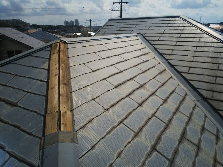 棟板金が外れ下地が露出している状態