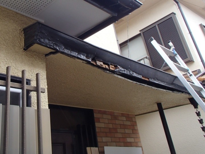 庇の天井材が大きく剥がれている状態