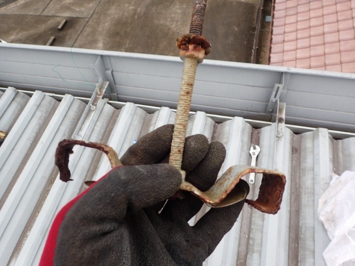 既存金具の取り外し