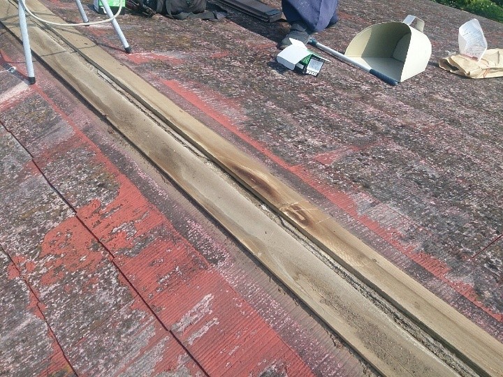 棟板金の撤去と下地調整