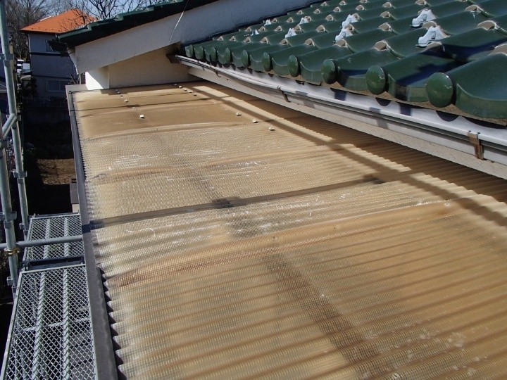 調査写真1：全体的な波板の劣化状況