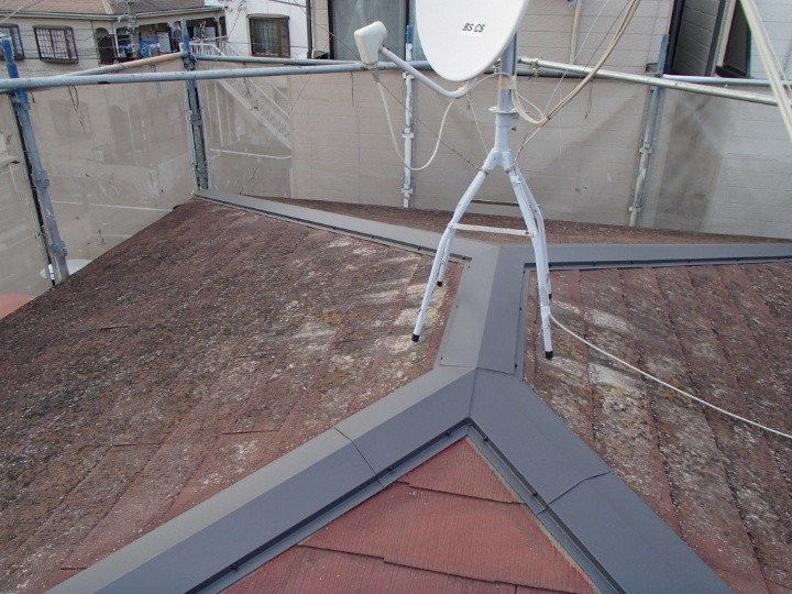 新しい棟板金と貫板の設置