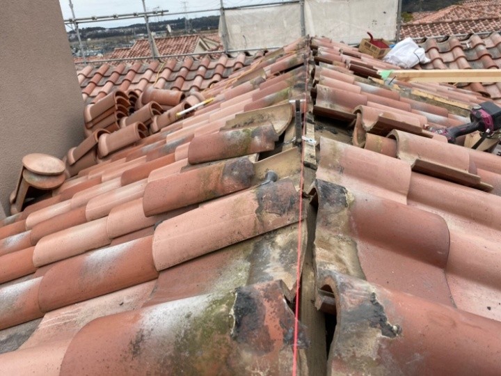 既存棟の解体と水糸によるライン調整