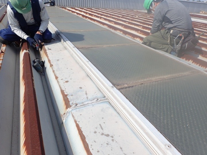 既存ビスの取り外しと下準備