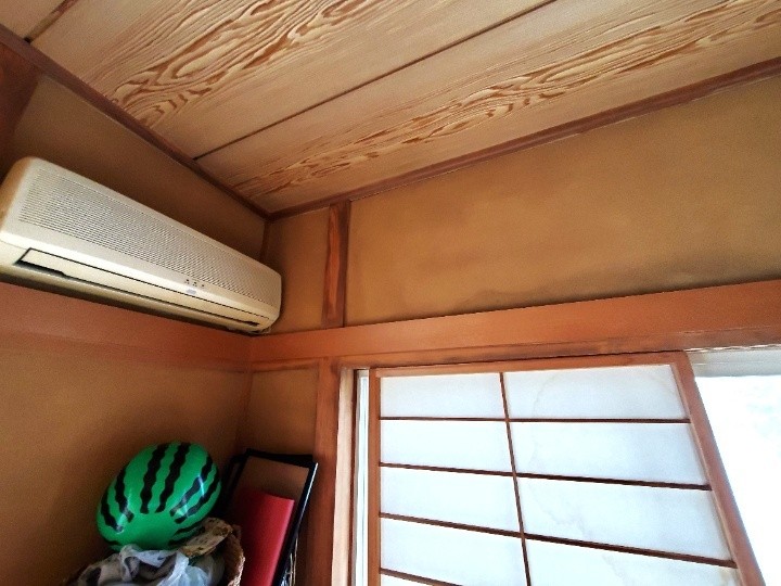 室内の雨染みを確認