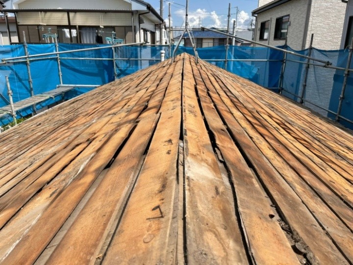 既存瓦と下地の撤去