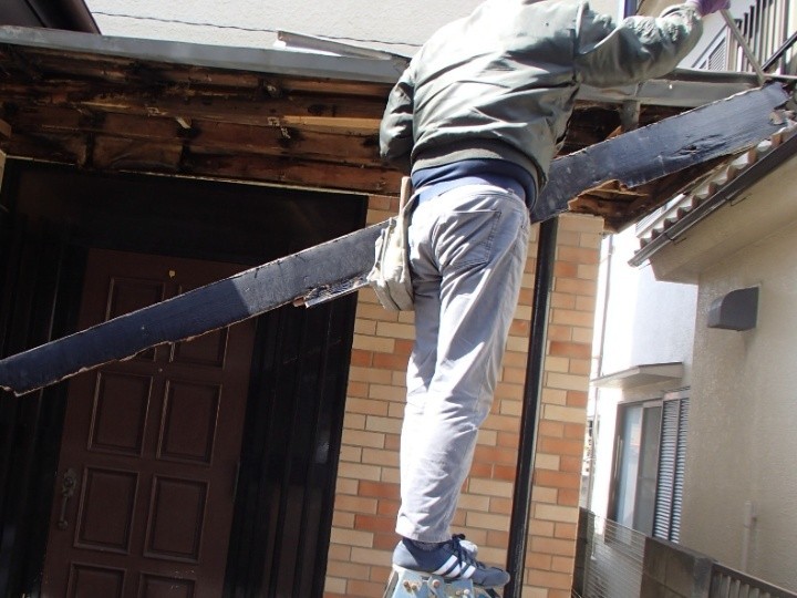 落下の恐れがある天井材の撤去