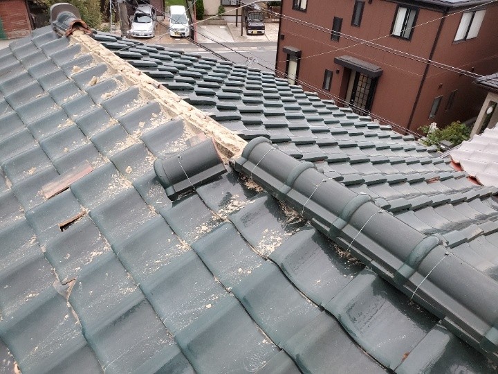 棟部分の崩壊と瓦のずれ