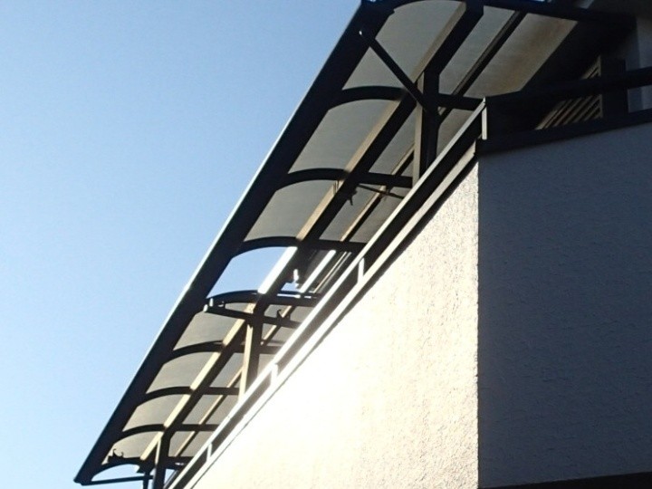 ベランダ屋根の破損状況を外側から確認