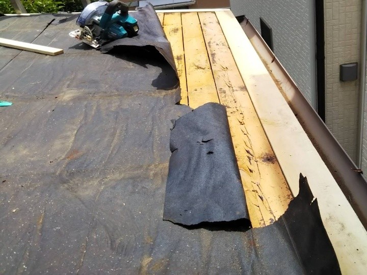 既存屋根材の撤去と下地の確認