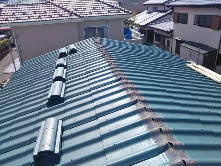 波型スレートの棟取り直し工事の様子