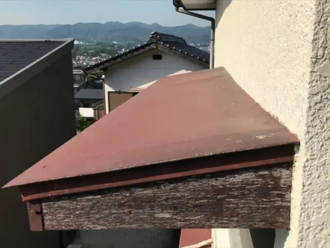 木部の腐食が進行している庇