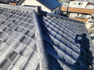 瓦屋根の調査にて漆喰の剥がれを発見