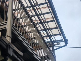 強風で破損したベランダ屋根の波板