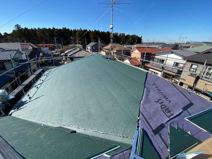 屋根カバー工法の様子