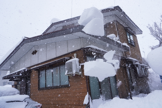 雪害で住宅が損傷！？火災保険を活用してお得に補修可能です！