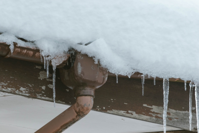 雨樋は雪の重みで破損してしまうこともあります！